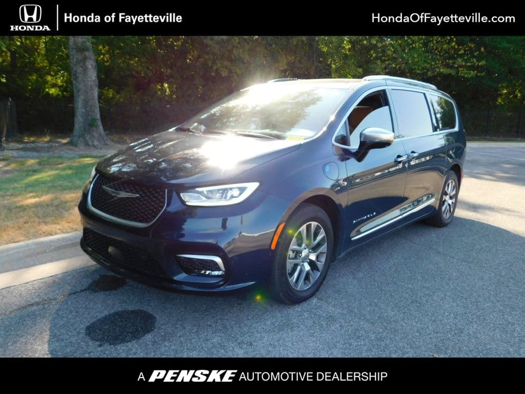2023 Chrysler Pacifica Hybrid Pinnacle — photo 1 of 12