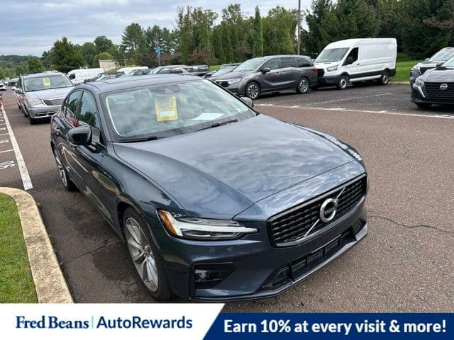 2021 Volvo S60 Momentum — photo 1 of 22