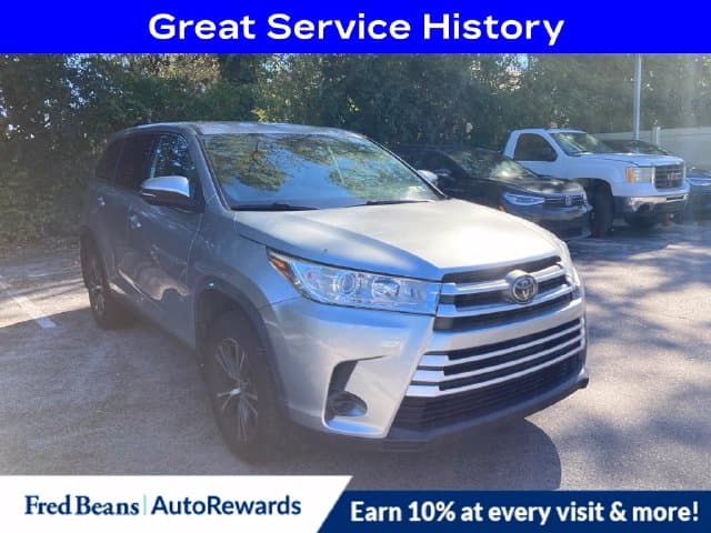 2019 Toyota Highlander LE — photo 1 of 17