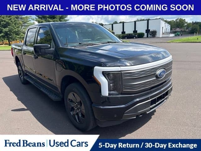 2023 Ford F-150 Lightning LARIAT — photo 1 of 17