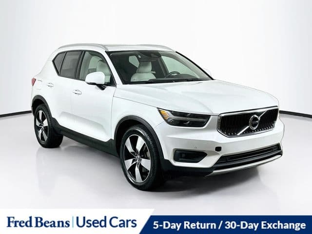 2021 Volvo XC40 Momentum — photo 1 of 38