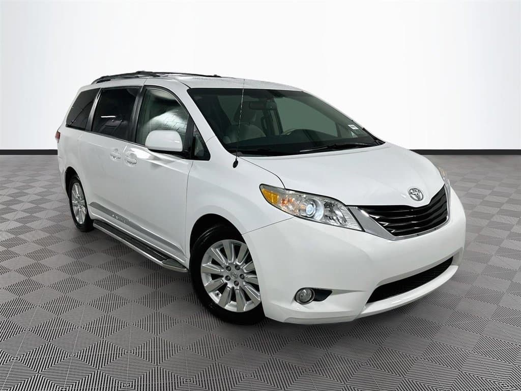 2013 Toyota Sienna LE — photo 1 of 36