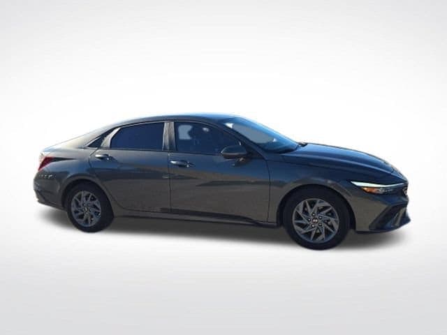 2024 Hyundai Elantra SEL — photo 1 of 15