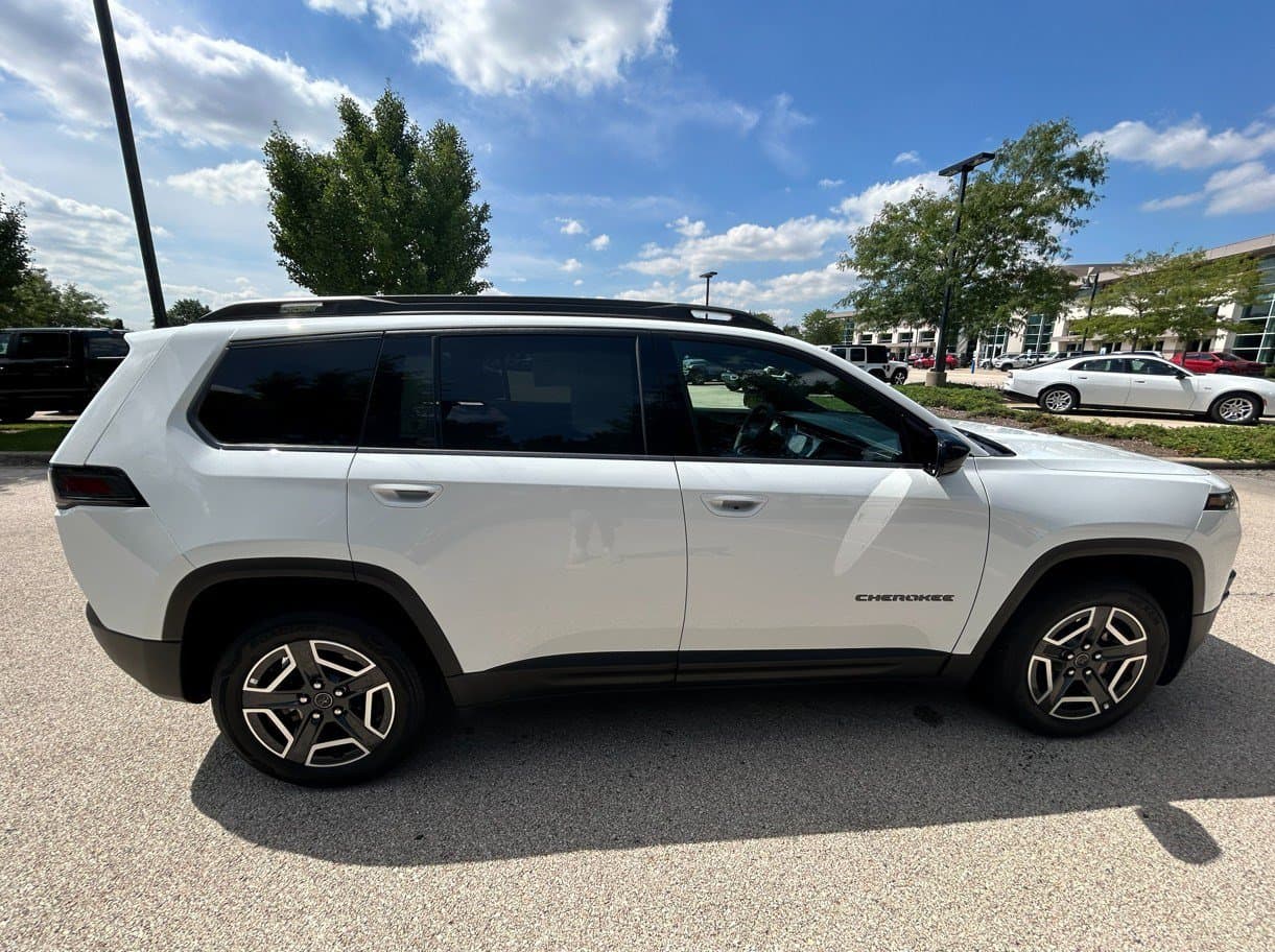 2026 Jeep Cherokee LAREDO 4X4 — photo 1 of 17