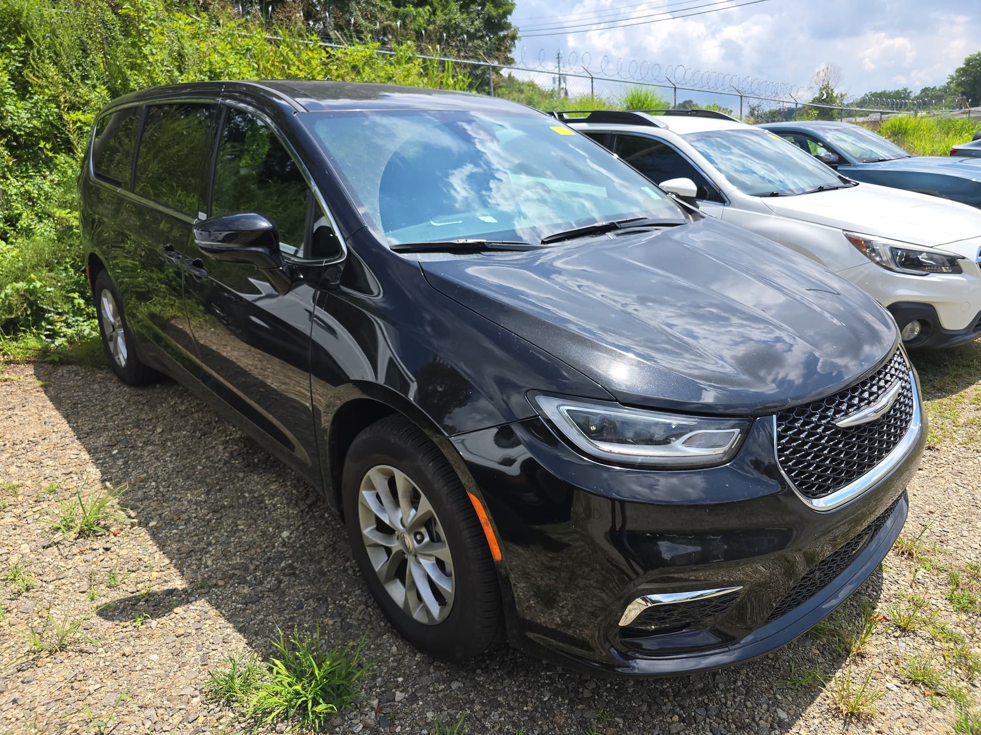 2025 Chrysler Pacifica Select — photo 1 of 9
