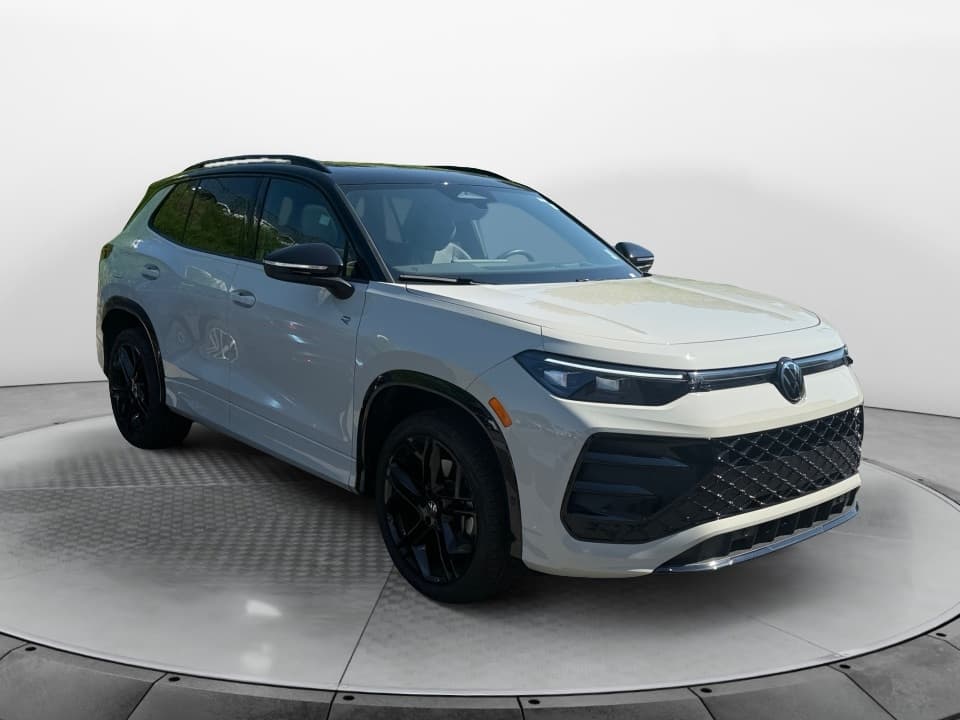 2026 Volkswagen Tiguan SE R-Line Black — photo 1 of 2