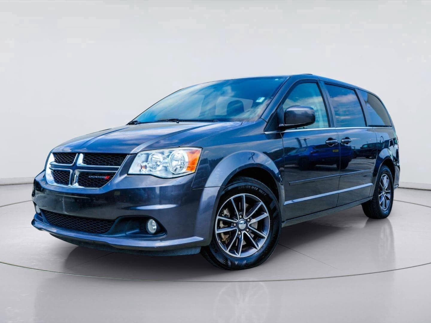 2017 Dodge Grand Caravan SXT — photo 1 of 17