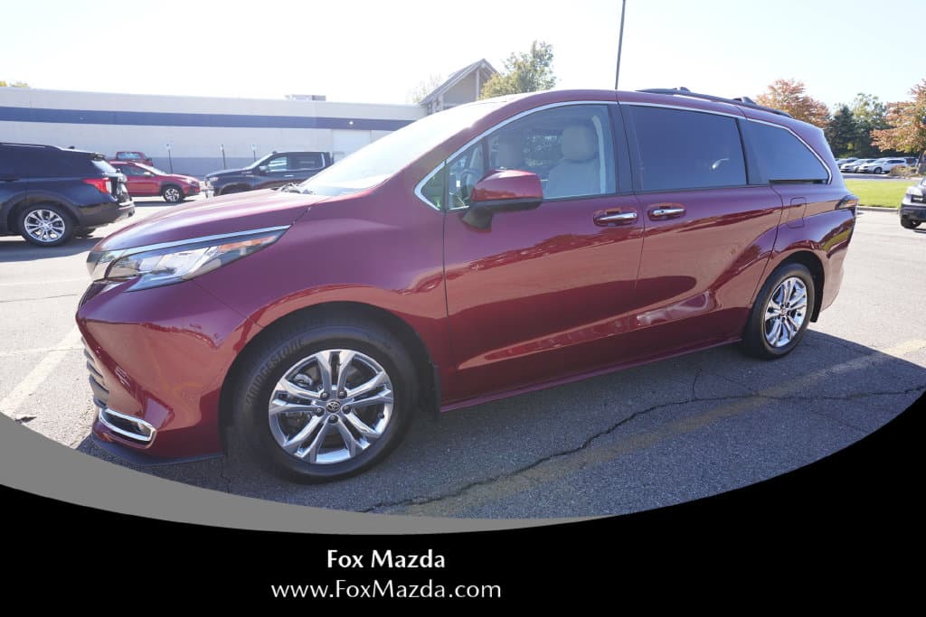 2022 Toyota Sienna XLE — photo 1 of 35