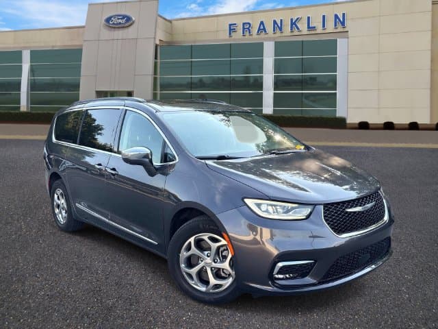 2022 Chrysler Pacifica Limited — photo 1 of 12