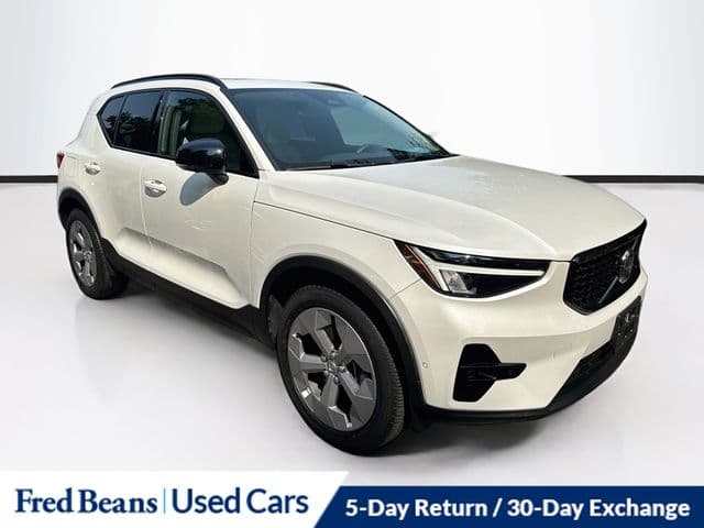2023 Volvo XC40 B5 AWD Plus Dark — photo 1 of 38