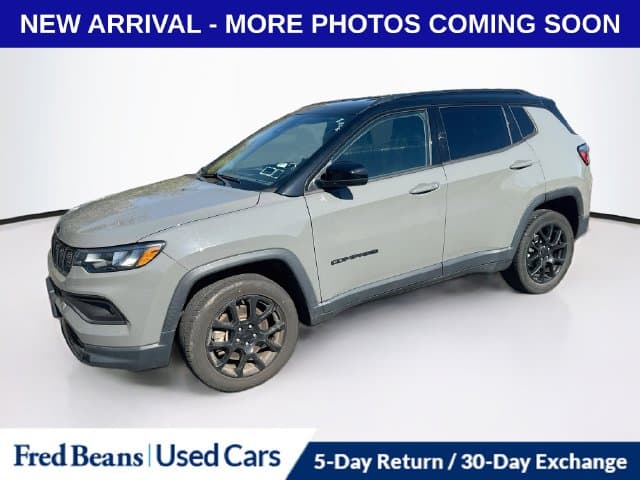 2023 Jeep Compass Latitude — photo 1 of 12