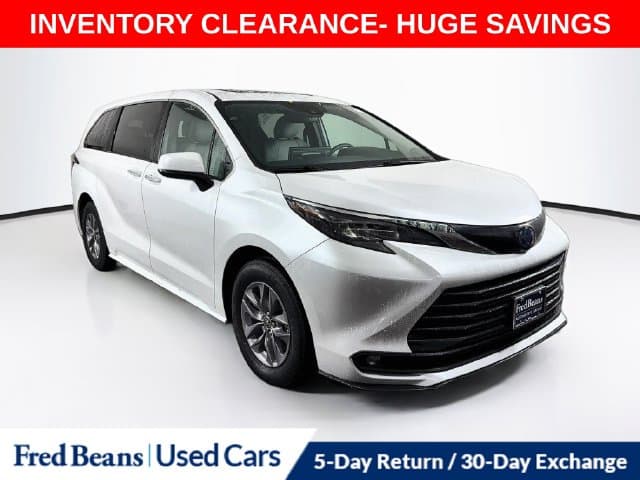 2025 Toyota Sienna XLE — photo 1 of 39
