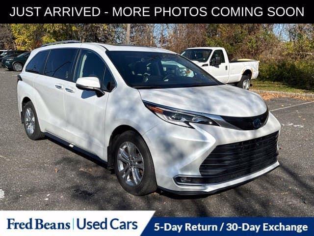 2022 Toyota Sienna Platinum — photo 1 of 17