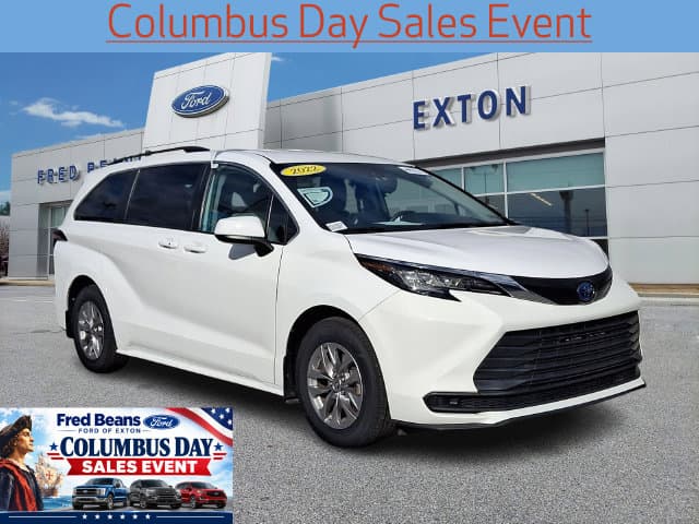 2022 Toyota Sienna LE — photo 1 of 31