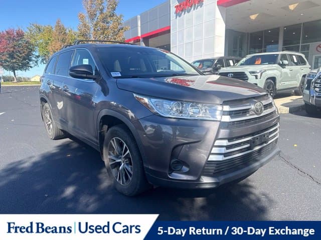 2017 Toyota Highlander LE — photo 1 of 29