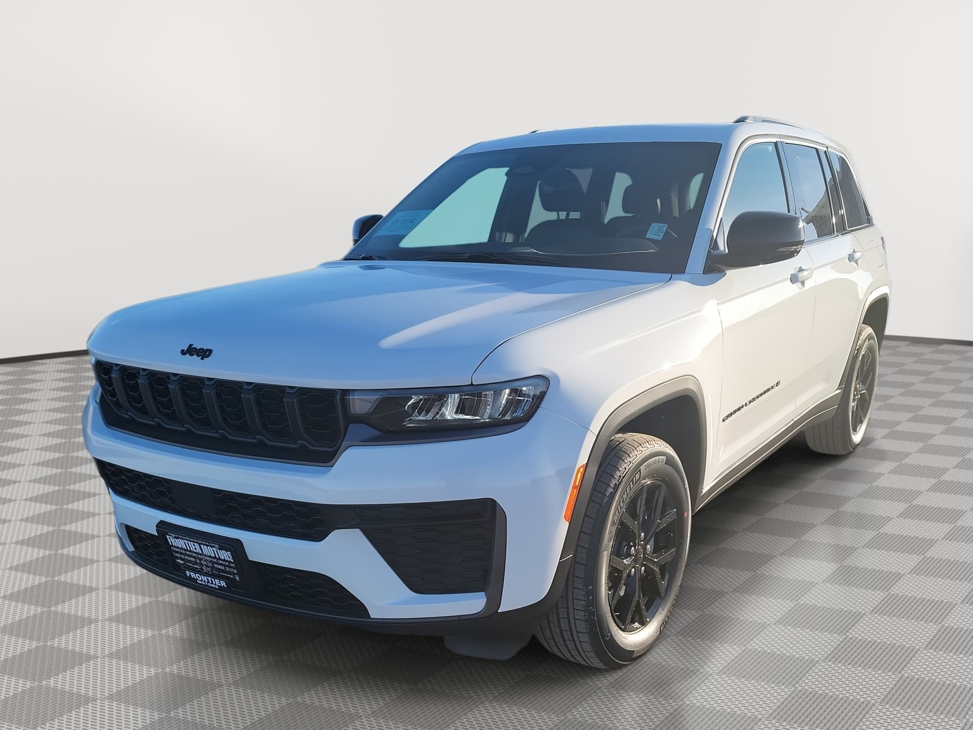 2026 Jeep Grand Cherokee LAREDO ALTITUDE 4X4 — photo 1 of 35