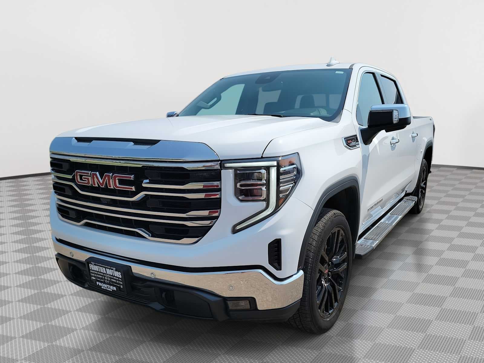 2025 GMC Sierra 1500 SLT — photo 1 of 26