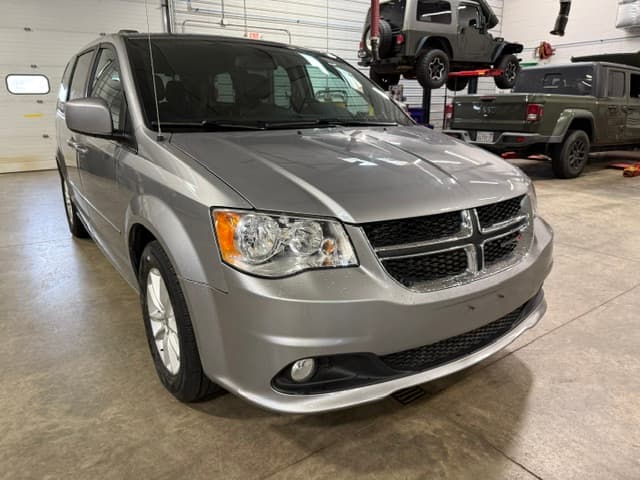 2019 Dodge Grand Caravan SXT — photo 1 of 42