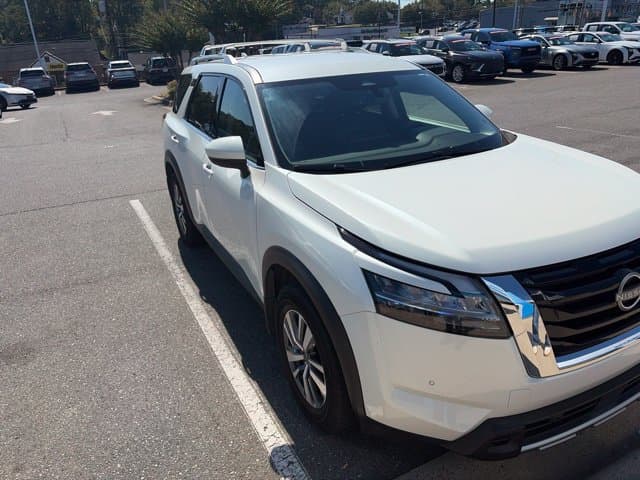 2023 Nissan Pathfinder SL — photo 1 of 5