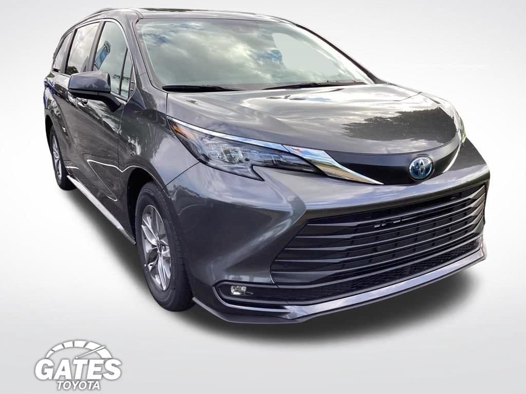 2025 Toyota Sienna XLE — photo 1 of 33