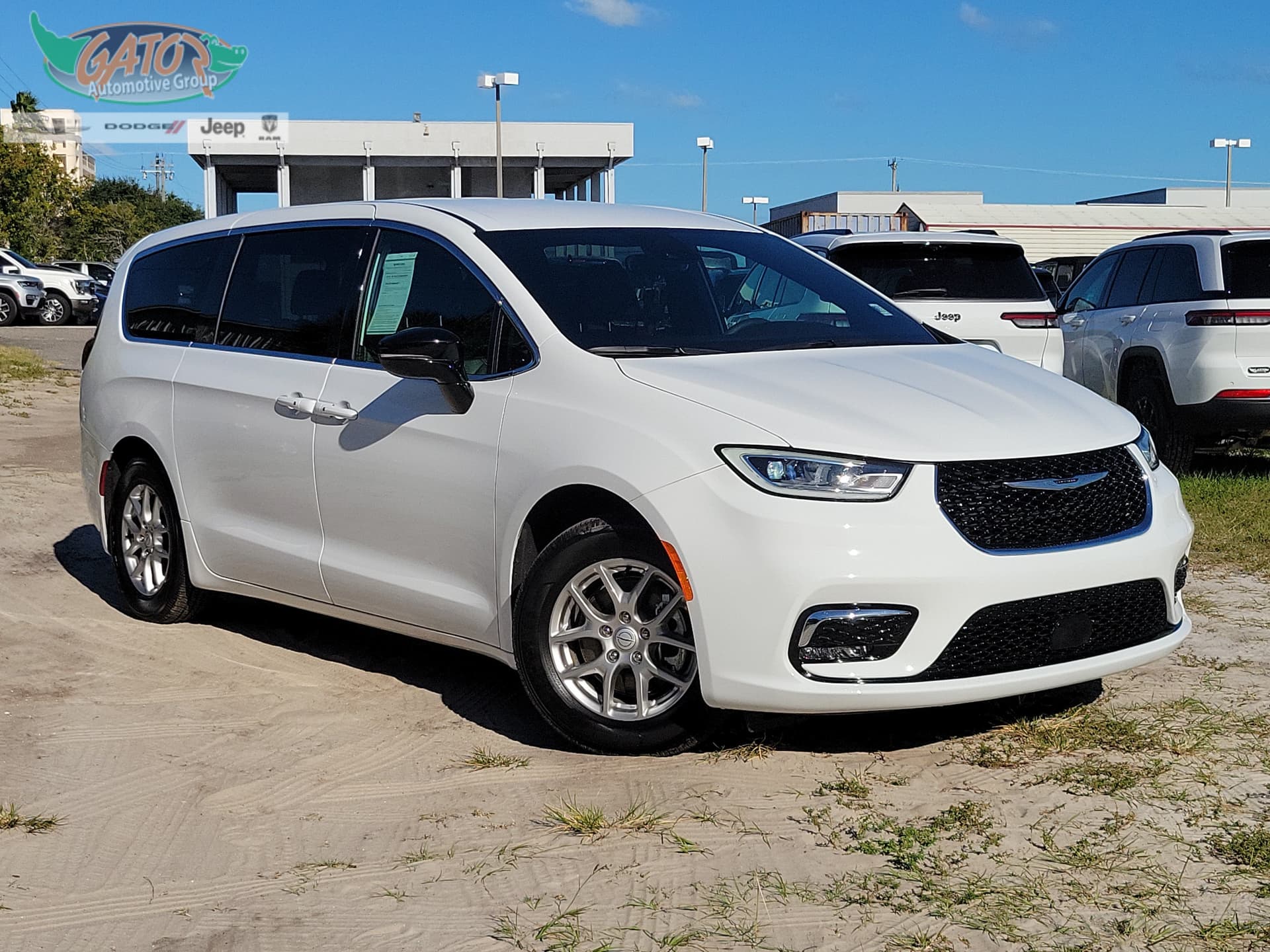 2026 Chrysler Pacifica Select — photo 1 of 24