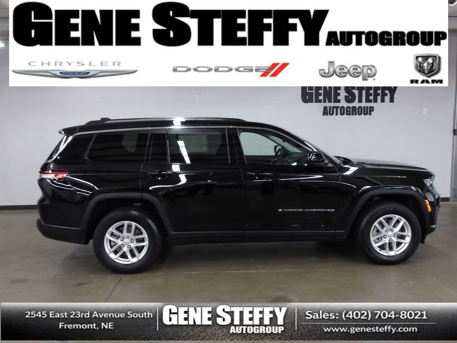2023 Jeep Grand Cherokee L Laredo — photo 1 of 22