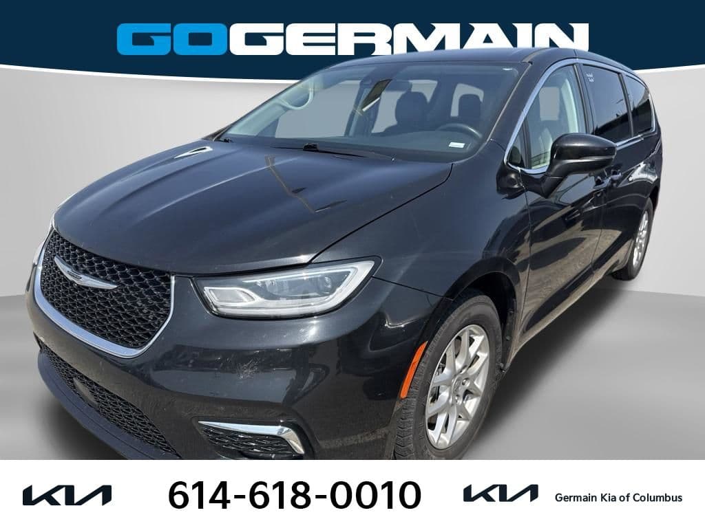 2023 Chrysler Pacifica Touring L — photo 1 of 10