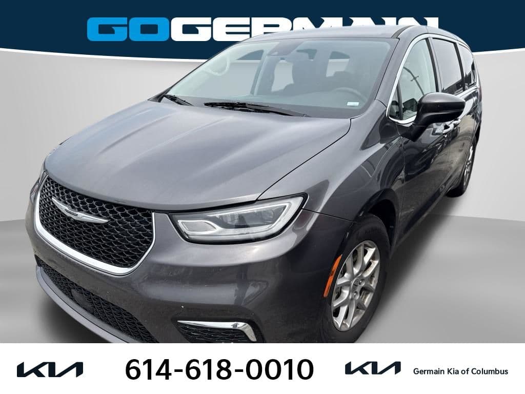 2023 Chrysler Pacifica Touring L — photo 1 of 10