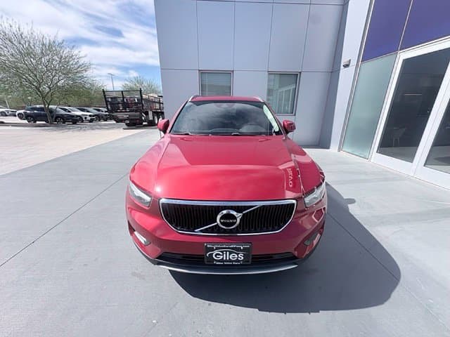 2020 Volvo XC40 Momentum — photo 1 of 16