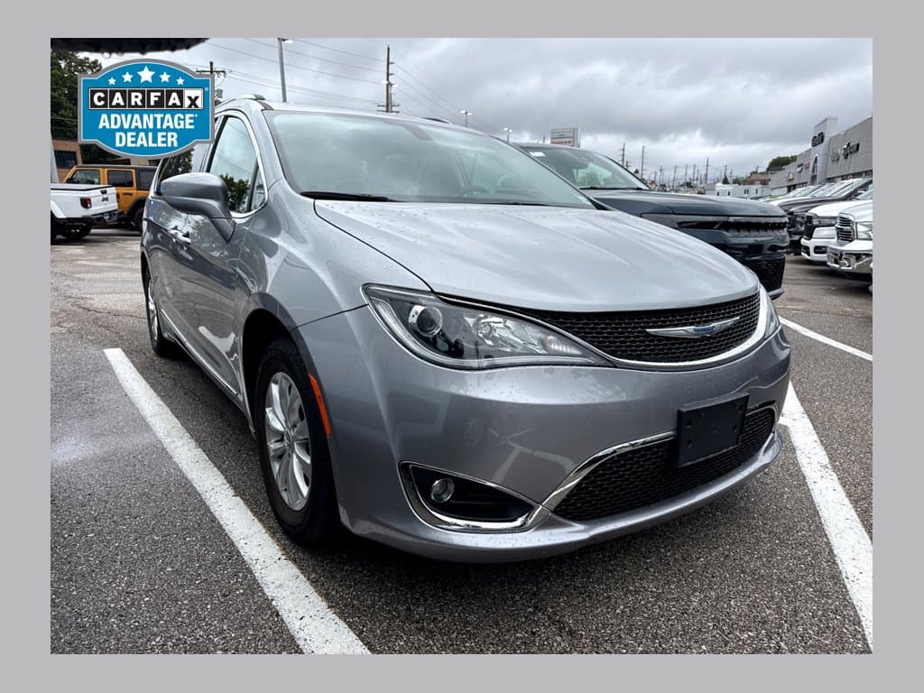 2018 Chrysler Pacifica Touring L — photo 1 of 7