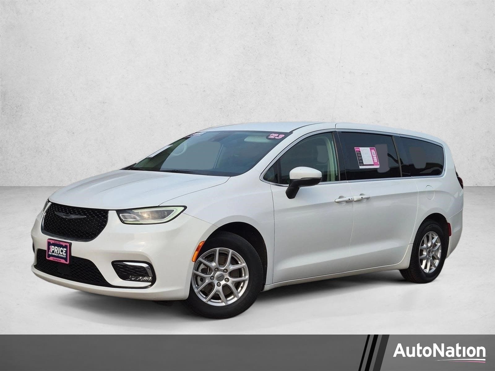 2023 Chrysler Pacifica Touring L — photo 1 of 25
