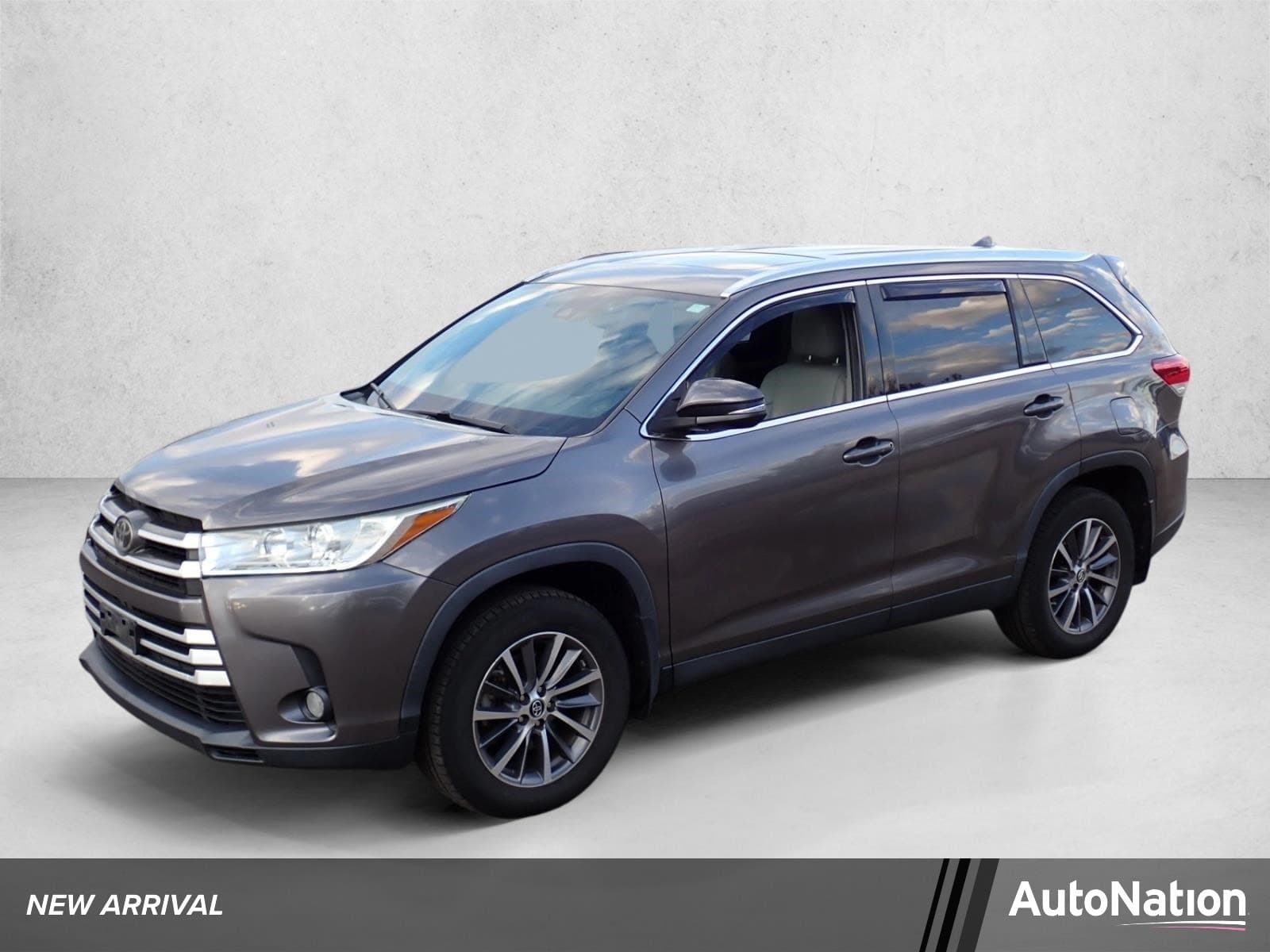 2019 Toyota Highlander XLE — photo 1 of 16