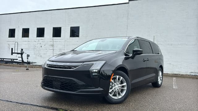2027 Chrysler Pacifica Select — photo 1 of 42