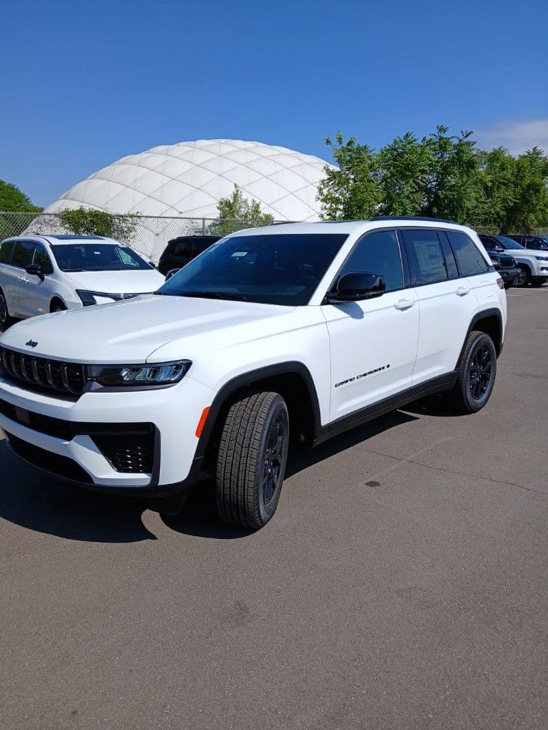2026 Jeep Grand Cherokee LAREDO ALTITUDE 4X4 — photo 1 of 36