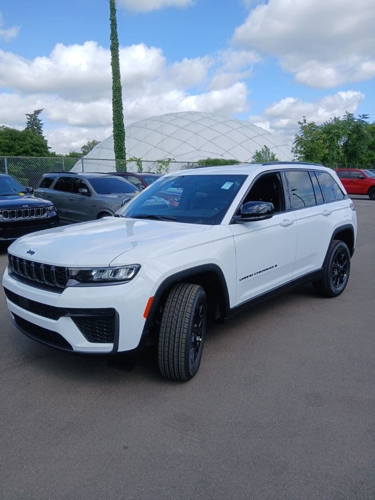 2026 Jeep Grand Cherokee LAREDO ALTITUDE 4X4 — photo 1 of 36