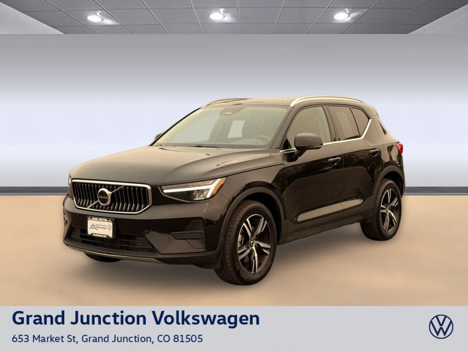 2025 Volvo XC40 B5 Core Bright Theme — photo 1 of 31
