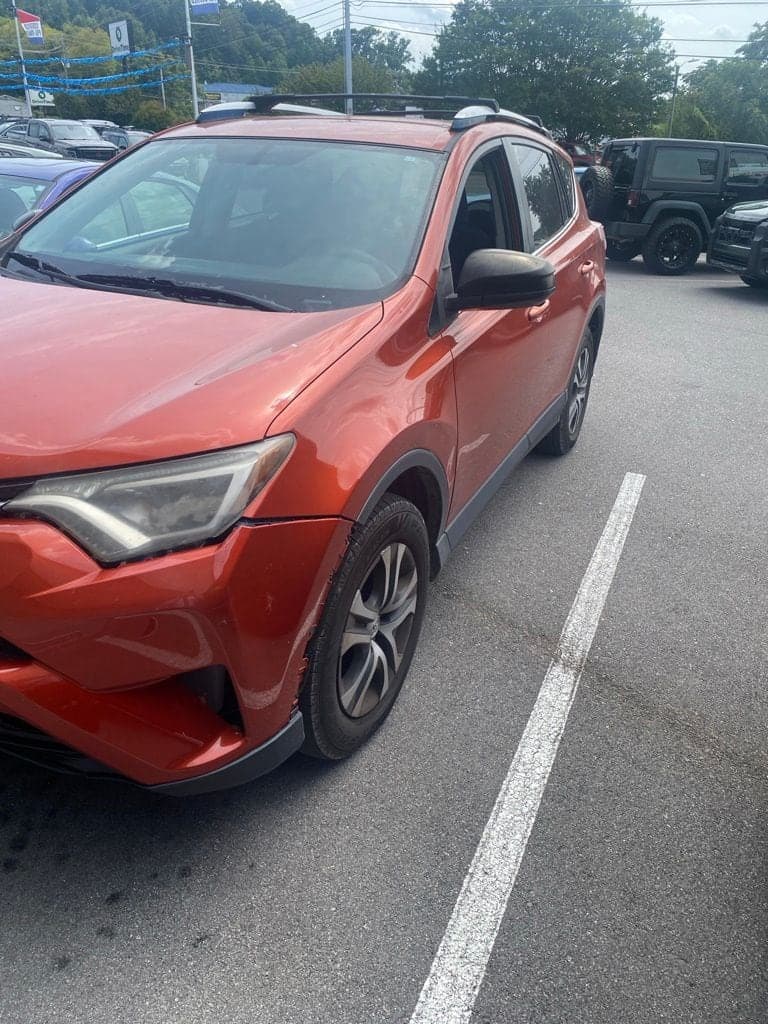 2016 Toyota RAV4 LE — photo 1 of 5