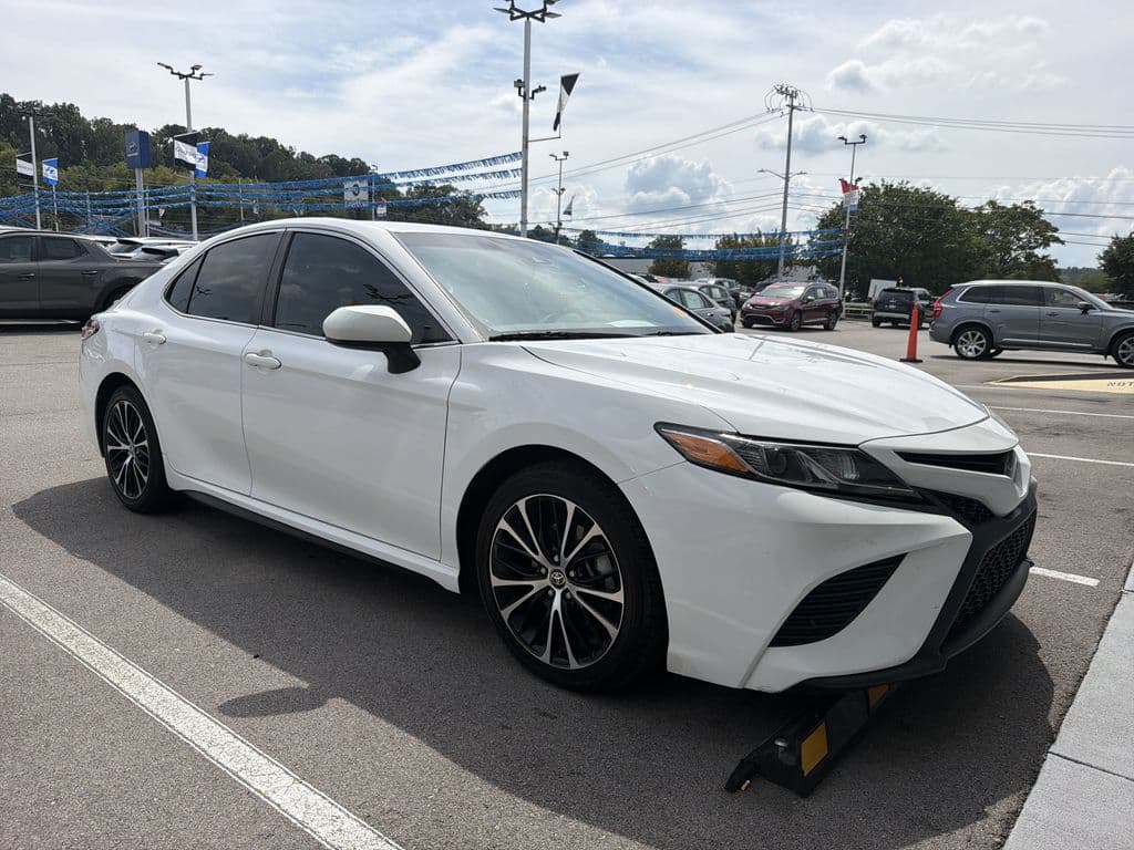 2020 Toyota Camry SE — photo 1 of 9
