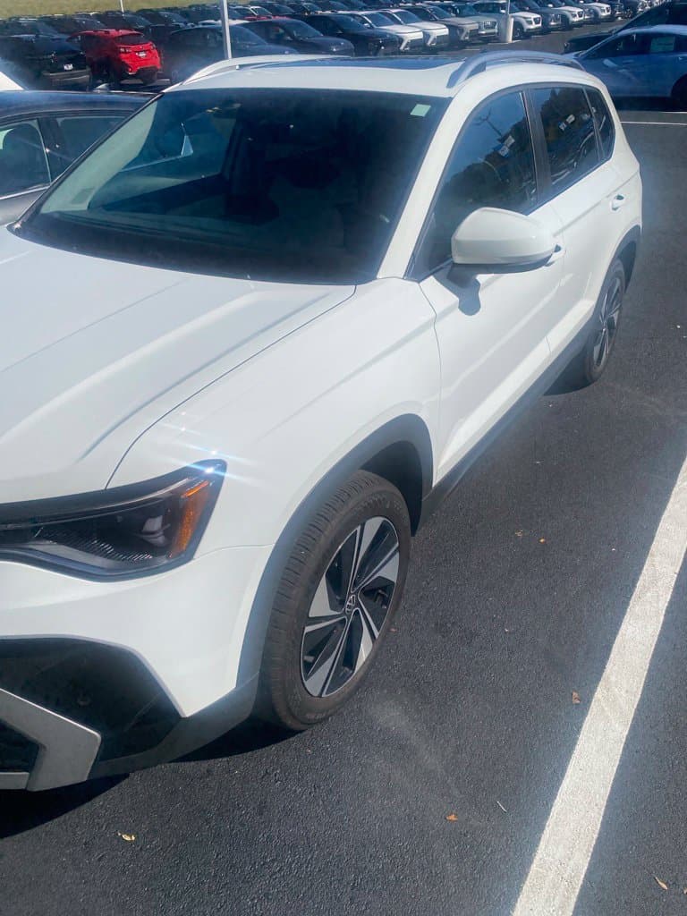 2025 Volkswagen Taos Base — photo 1 of 5