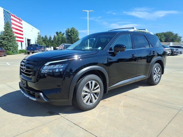 2025 Nissan Pathfinder SL — photo 1 of 24