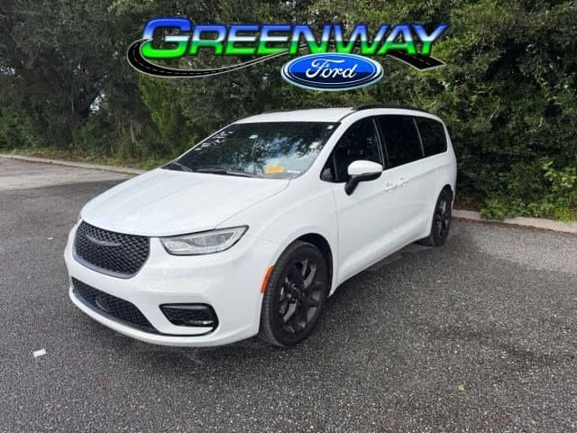 2023 Chrysler Pacifica Touring L — photo 1 of 26