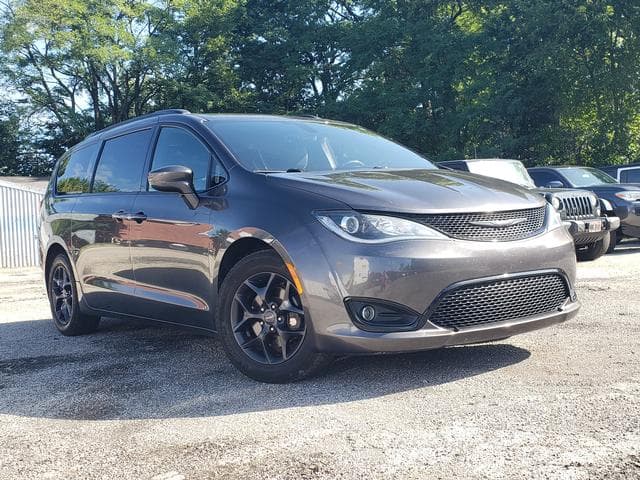 2019 Chrysler Pacifica Touring L Plus — photo 1 of 12