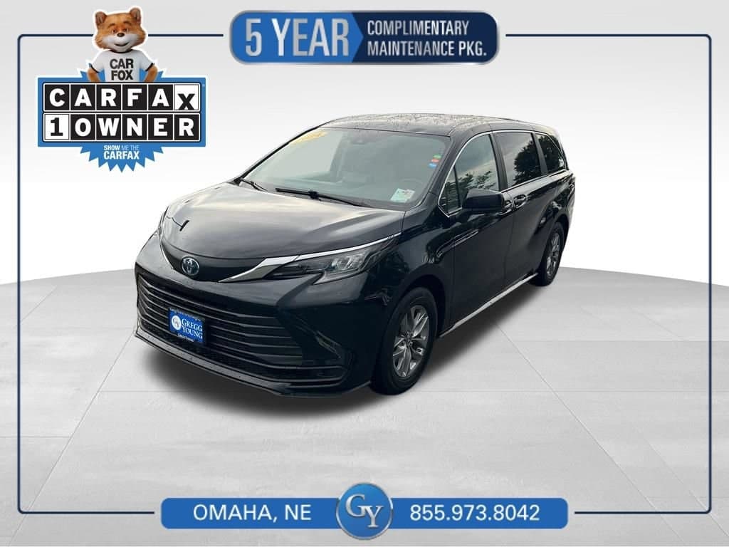 2024 Toyota Sienna LE — photo 1 of 48