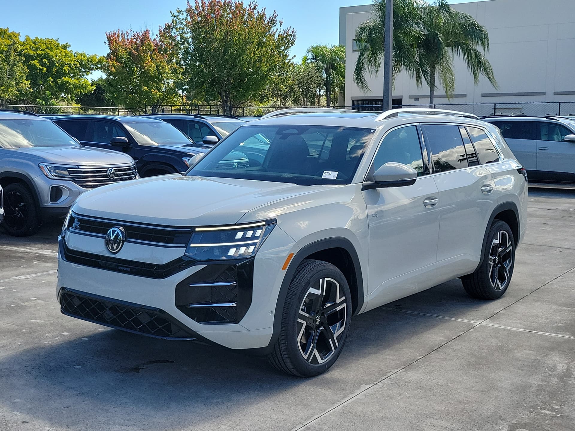 2027 Volkswagen Atlas SEL Premium R-Line — photo 1 of 25
