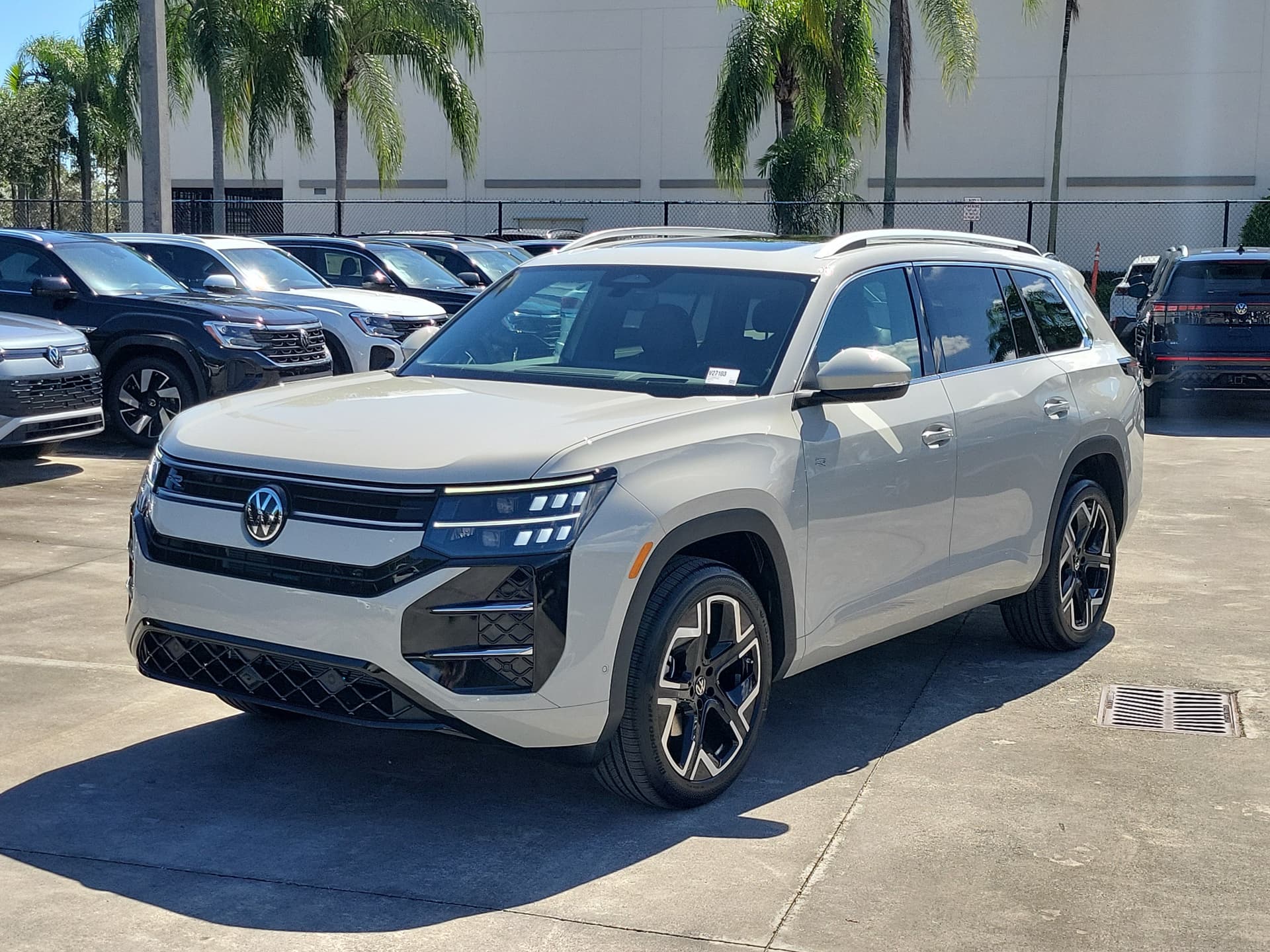 2027 Volkswagen Atlas SEL Premium R-Line — photo 1 of 25
