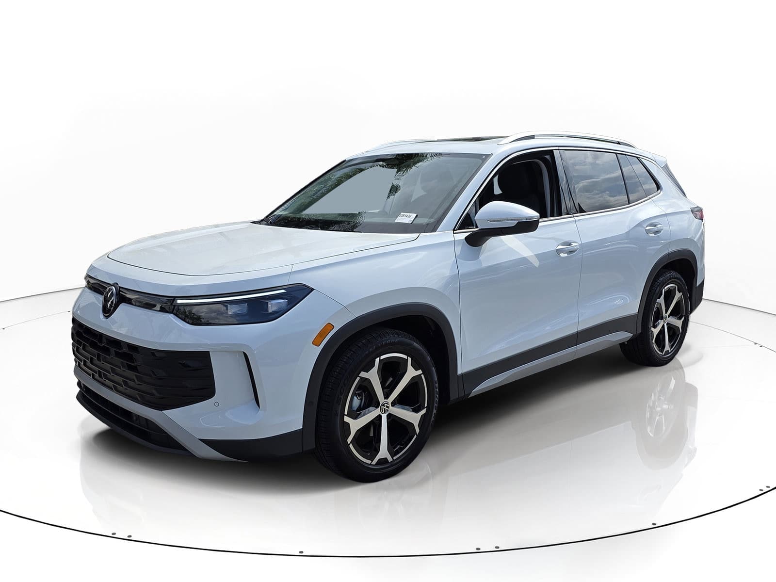 2026 Volkswagen Tiguan SE — photo 1 of 18