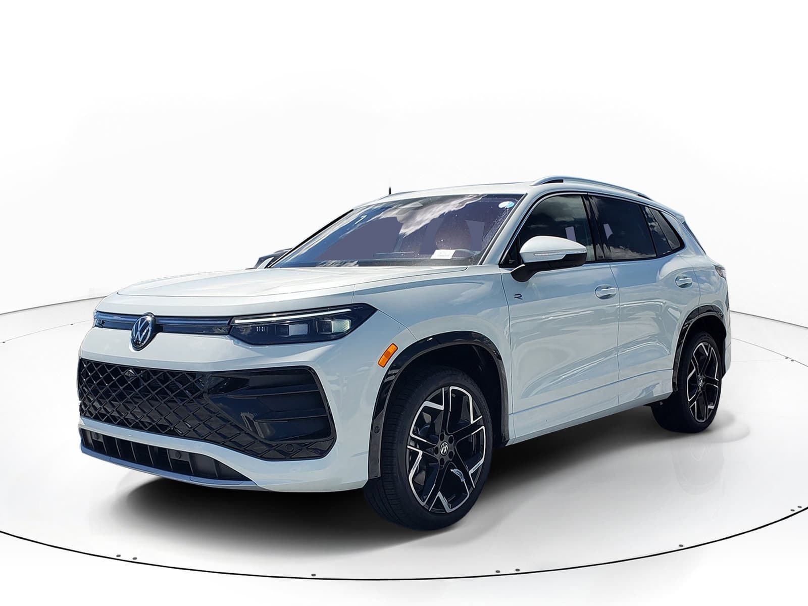 2026 Volkswagen Tiguan SEL R-Line Turbo — photo 1 of 15