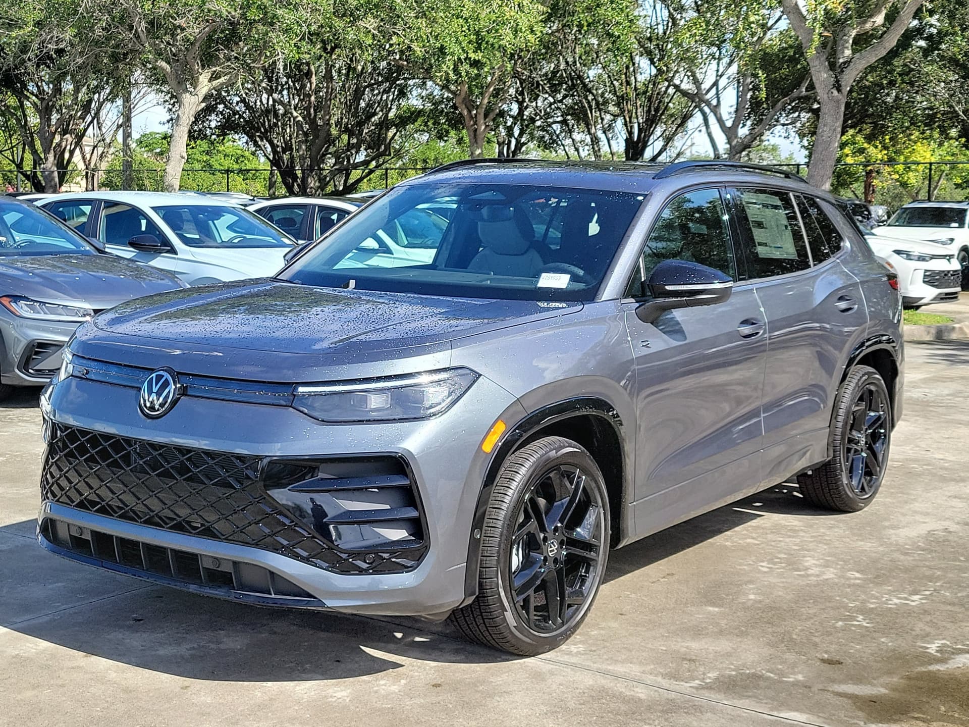 2026 Volkswagen Tiguan SE R-Line Black — photo 1 of 18