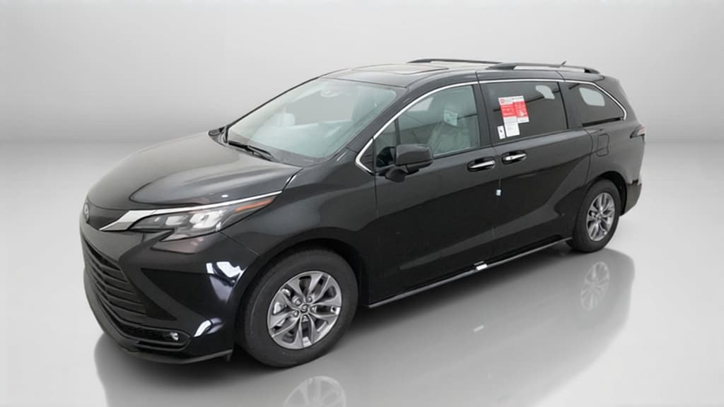 2026 Toyota Sienna XLE — photo 1 of 17