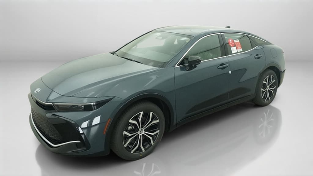 2027 Toyota Crown XLE — photo 1 of 17